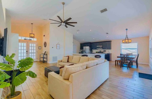 Minneola Casa | Spacious Getaway ~ Heated LED Pool & Ping Pong