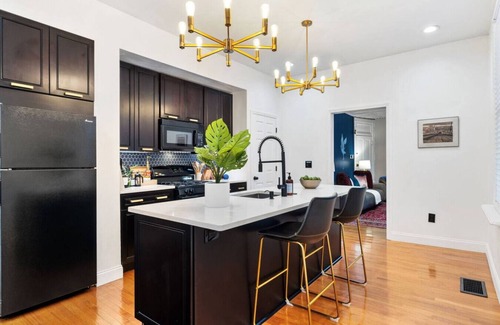 Bloomfield Apartamento | Spacious getaway in Little Italy with Parking
