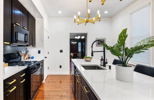 Bloomfield Apartamento | Spacious getaway in Little Italy with Parking