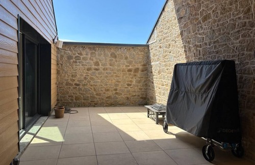 Landean Cabaña | Spacious gîte with jacuzzi-sauna area, reception room and terrace with games.