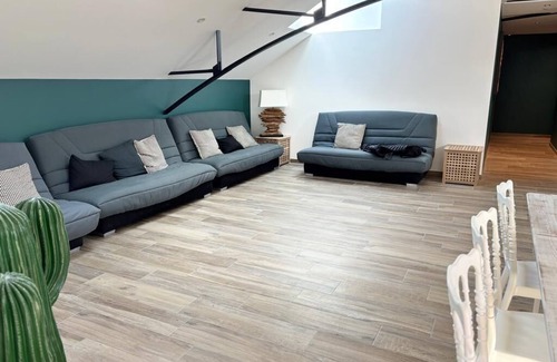 Landean Cabaña | Spacious gîte with jacuzzi-sauna area, reception room and terrace with games.