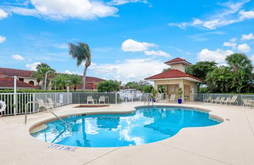 Naples Apartamento | Spacious Golf Club Condo, Membership Available!
