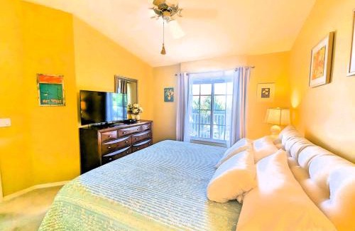 Naples Apartamento | Spacious Golf Club Condo, Membership Available!