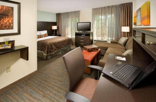 Alpharetta Hotel | Spacious Good-Value 2BR Accommodation! Free Breakfast, Pet-friendly Property!