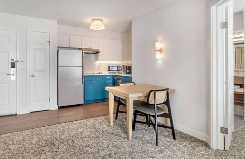 Downtown San Antonio Hotel | Spacious Good-Value Accommodation! 2 Comfortable Units, Free Breakfast