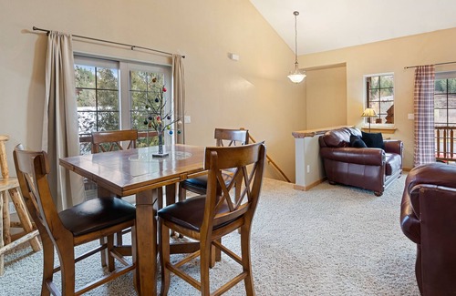 Pinehurst Condominio | Spacious Gorgeous Chalet for Families. Private Garage & Minutes to Silver Mt.