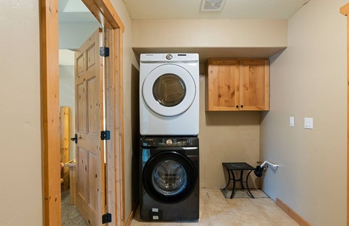 Pinehurst Condominio | Spacious Gorgeous Chalet for Families. Private Garage & Minutes to Silver Mt.