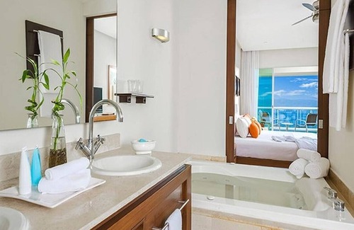 Playa Diamante Complejo | Spacious Grand Mayan One Bedroom Suite – Acapulco Resort Getaway