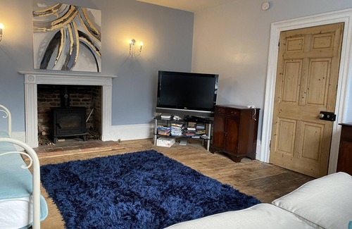 Marlborough Casa | Spacious Grade 2 Listed home - central Marlborough - free parking