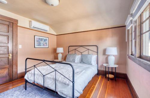 Kerns Casa | Spacious Group Retreat - 5BR - Sleeps 12