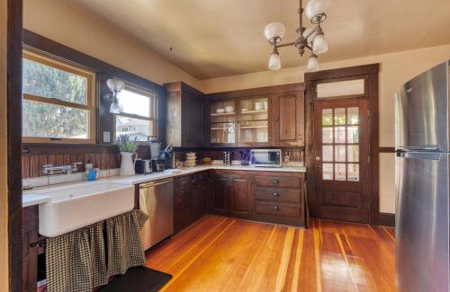 Kerns Casa | Spacious Group Retreat - 5BR - Sleeps 12