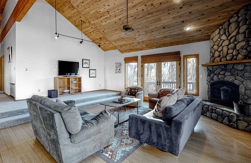 South Fork Casa | Spacious Guest House on the River w/Mountain Views, River Access, and Balcony