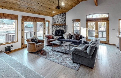 South Fork Casa | Spacious Guest House on the River w/Mountain Views, River Access, and Balcony