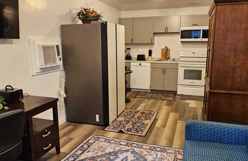 Memphis Cabaña | Spacious Guest House w/ 8+ Beds - Near Downtown & Medical District