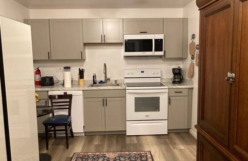 Memphis Cabaña | Spacious Guest House w/ 8+ Beds - Near Downtown & Medical District