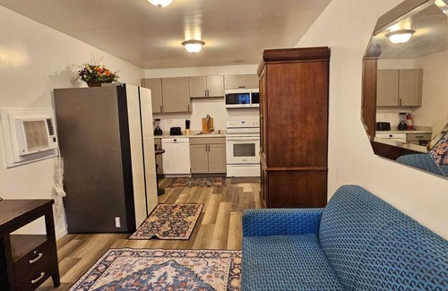 Memphis Cabaña | Spacious Guest House w/ 8+ Beds - Near Downtown & Medical District