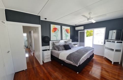 Labrador Casa | Spacious Hamptons-style home at the Broadwater