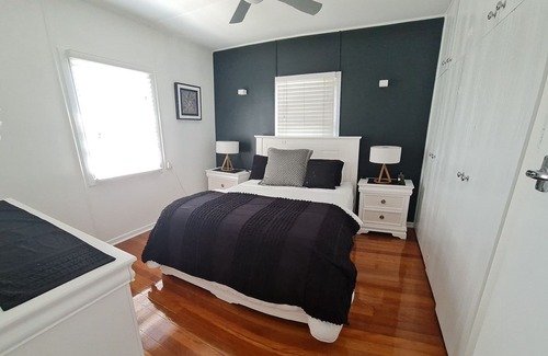 Labrador Casa | Spacious Hamptons-style home at the Broadwater