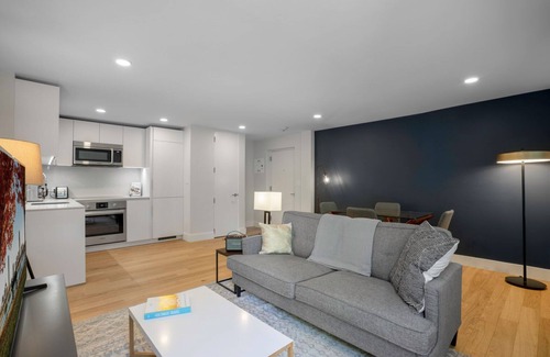 Mid-Cambridge Apartamento | Spacious Harvard Square 2BR w/ W/D near Redline by Blueground