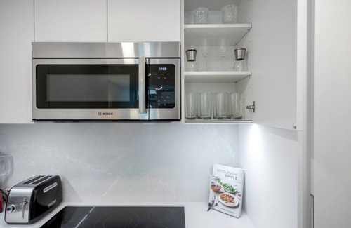 Mid-Cambridge Apartamento | Spacious Harvard Square 2BR w/ W/D near Redline by Blueground