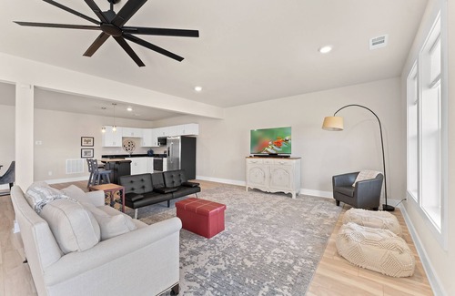 Central Apartamento | Spacious Haven on a Hill