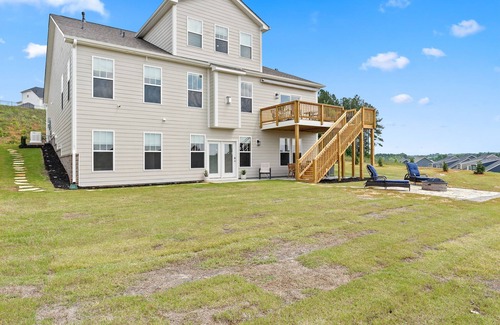 Central Apartamento | Spacious Haven on a Hill