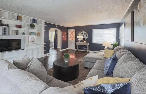 Batavia Apartamento | Spacious & Historic Boho Oasis