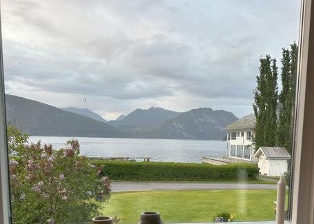 Voll Casa | Spacious holiday home by the fjord and mountains