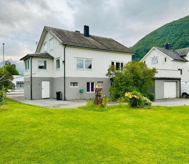 Voll Casa | Spacious holiday home by the fjord and mountains