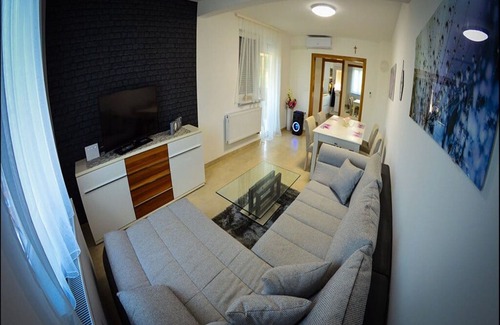 Brckovljani Casa | Spacious Holiday Home in Gračec with Private Swimming Pool