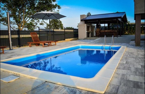 Brckovljani Casa | Spacious Holiday Home in Gračec with Private Swimming Pool
