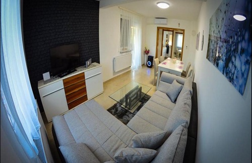 Brckovljani Casa | Spacious Holiday Home in Gračec with Private Swimming Pool