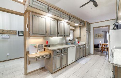 Eureka Springs Casa | Spacious Holiday Island Escape with Deck and Gas Grill