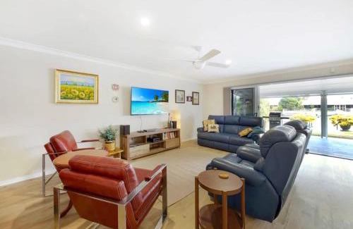 Banksia Beach Casa | Spacious Holiday Unit on Canal at Banksia Beach