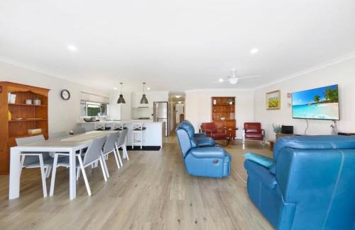 Banksia Beach Casa | Spacious Holiday Unit on Canal at Banksia Beach