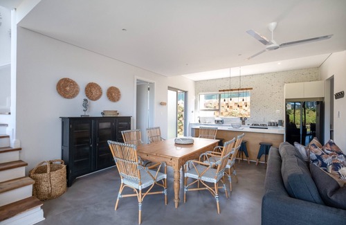 Salt Rock Apartamento | Spacious Holiday Home in Zululami | Private Pool