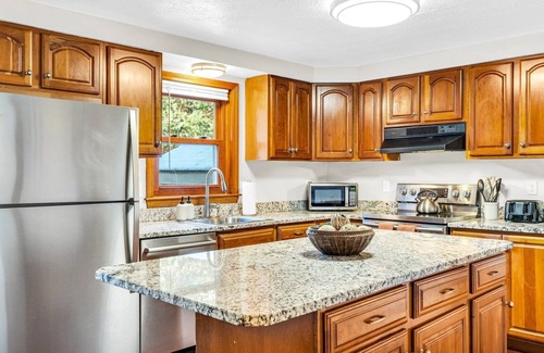 Scarborough Casa | Spacious Home 10 Mins From Portland & Beaches - Family Friendly, Sleeps 12!