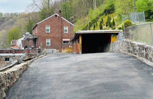 Kyle Casa | Spacious Home Ample Parking 1/2 Mile from the Hatfield and McCoy Trails!