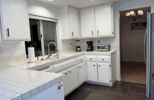 Corona Casa | Spacious home. BBQ grill, firepit & pool table