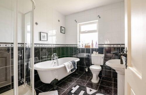 Mohill Casa | Spacious Home by Lough Rynn Castle Wedding Venue