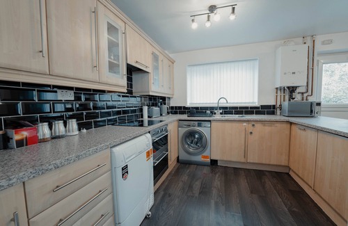 Sheffield Casa | Spacious home close to city centre, tram, hospitals, universities, Peak District