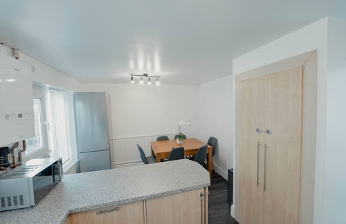 Sheffield Casa | Spacious home close to city centre, tram, hospitals, universities, Peak District