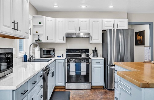 Biddeford Casa | Spacious Home Close to Beaches! 3BR, Dog & Family Friendly, 30 Mins to Portland