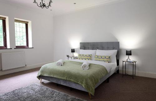 Wolverhampton Casa | Spacious Home for Large Families and Contractors