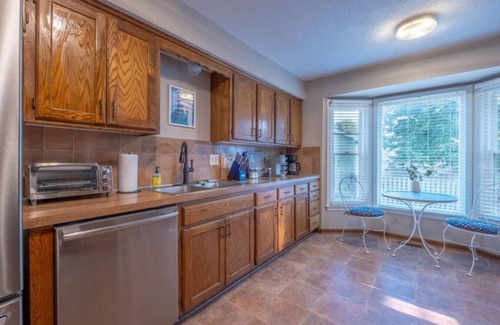 Olathe Casa | Spacious Home For Larger Groups/Teams