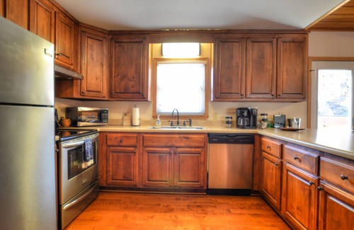 Almond Casa | Spacious home…Hot Tub…game room…Pet Friendly..WIFI
