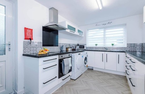 Droylsden Casa | Spacious Home, Ideal for Business Stays, Sleeps 9!