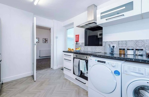 Droylsden Casa | Spacious Home, Ideal for Business Stays, Sleeps 9!