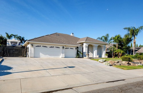 Rosedale Casa | Spacious Home in Beautiful NW Bakersfield with Pool Table