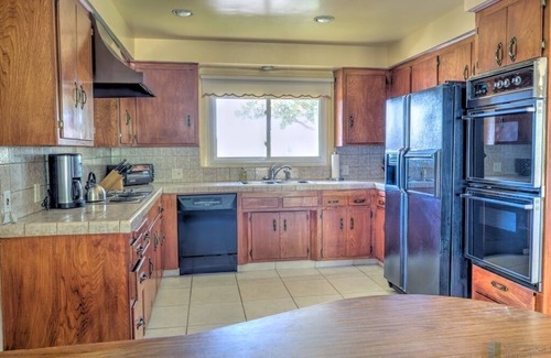 Ladera Heights Casa | 3b / 2. 5bth-Large Home - Cerca de Venecia!